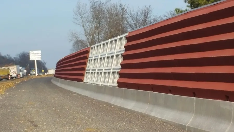 Certains points singuliers sont traités par des panneaux permettant de garder la transparence, tout en absorbant les sons. ECRANS ACOUSTIQUES_Prisse-Charnay_Amgt_public_N-Miero_20190122_102316.jpg