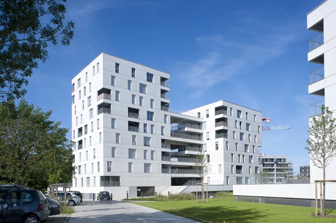 De grandes terrasses collectives relient et distribuent les plots. De grandes terrasses collectives relient et distribuent les plots.