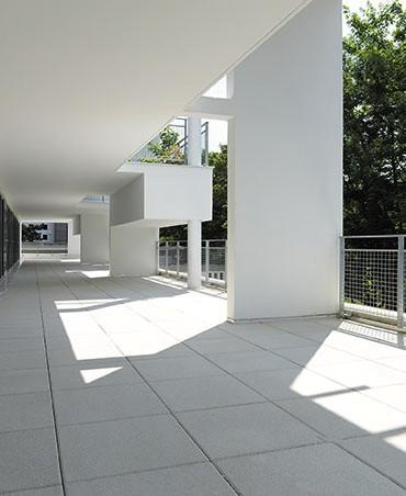 Les voiles verticaux, les poteaux et les jardinières confèrent à chaque terrasse sa singularité.