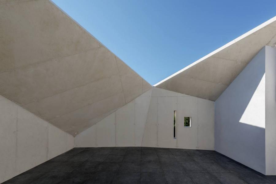 La terrasse du R+2 protégée par le retour des voiles en béton.