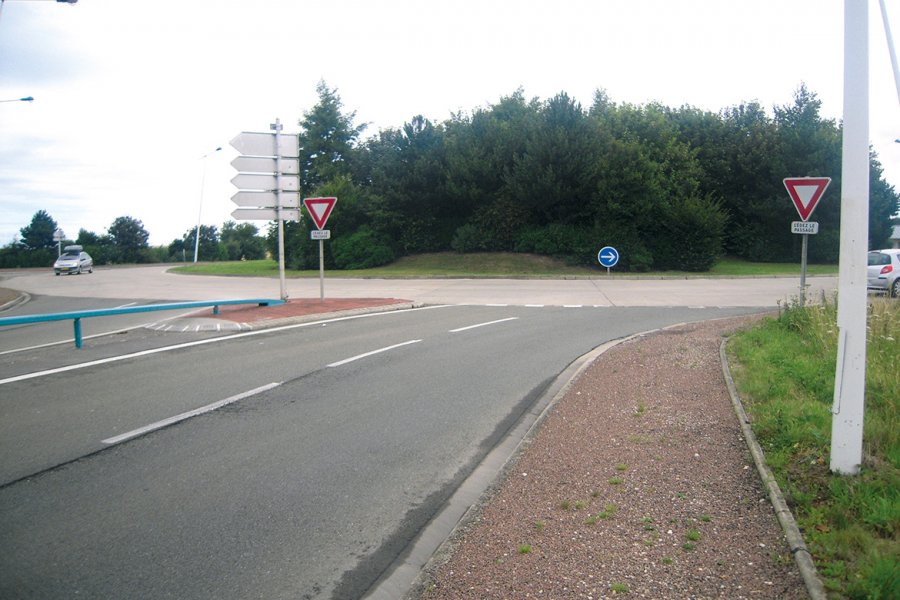 Carrefour giratoire Euro Chanel à Neuville-Lès-Dieppe (RD925). Structure BC5g sur couche de forme, réalisée en 1995.