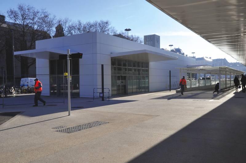 La gare routière est située dans le prolongement du terminal ferroviaire.