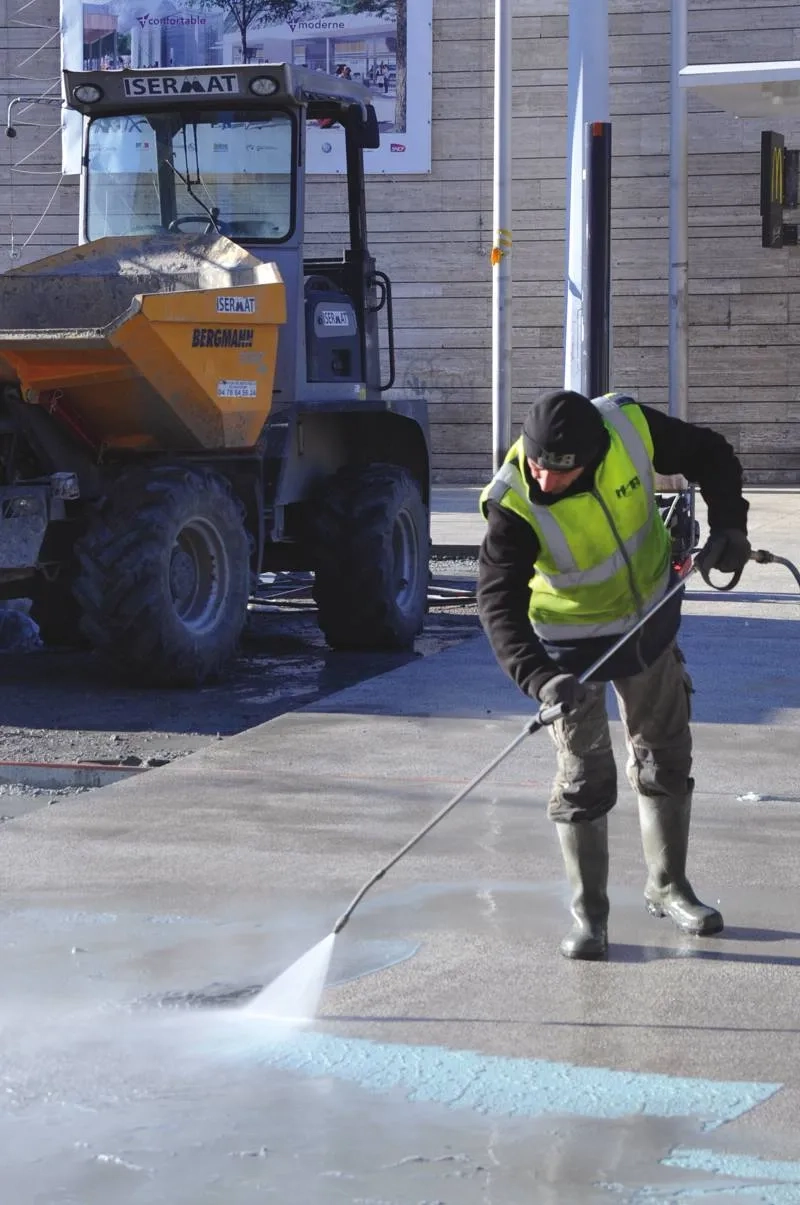 L'une des dernières parcelles de béton du parvis, en cours de désactivation au nettoyeur haute pression.