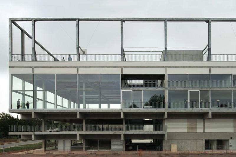 Le bâtiment est conçu comme un empilement, sa structure est partout apparente.