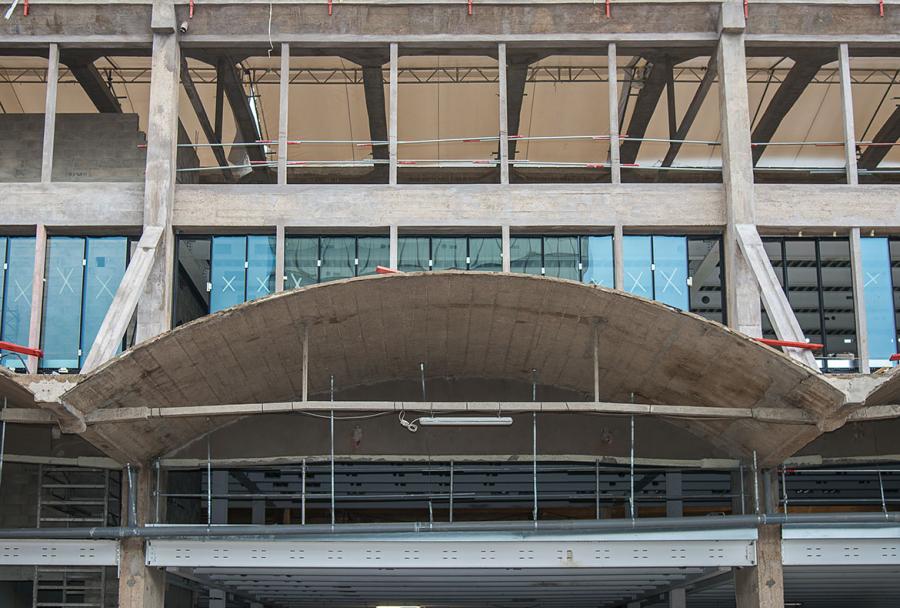 La légèreté de la structure est due aux auvents suspendus et stabilisés par des tirants métalliques noyés dans le béton.