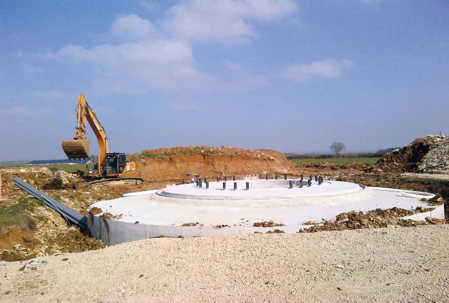 Un massif de fondation d'éolienne nécessite la mise en œuvre d'environ 400 m3 de béton. Poids total : un millier de tonnes.