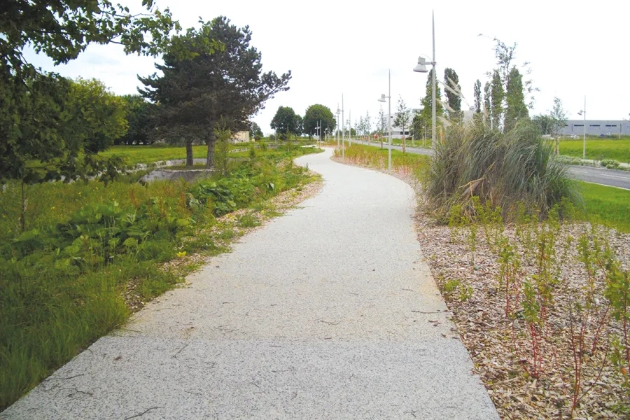 Produit dans l’unité Cemex de Giberville, le béton décoratif mis en œuvre sur les cheminements du nouveau quartier Kœnig est un béton C25/30 XF2 fibré (formule Nuantis Minéral de Cemex, ciment Calcia).