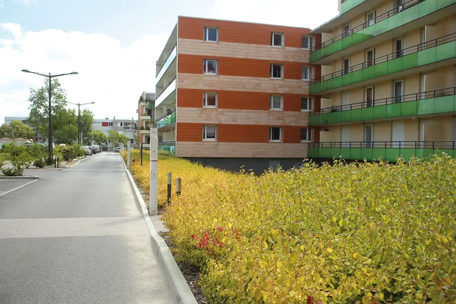 Parmi le nouveau mobilier urbain du quartier, des totems en béton blanc (préfabriqué sur mesure) marquent l'entrée de chaque immeuble