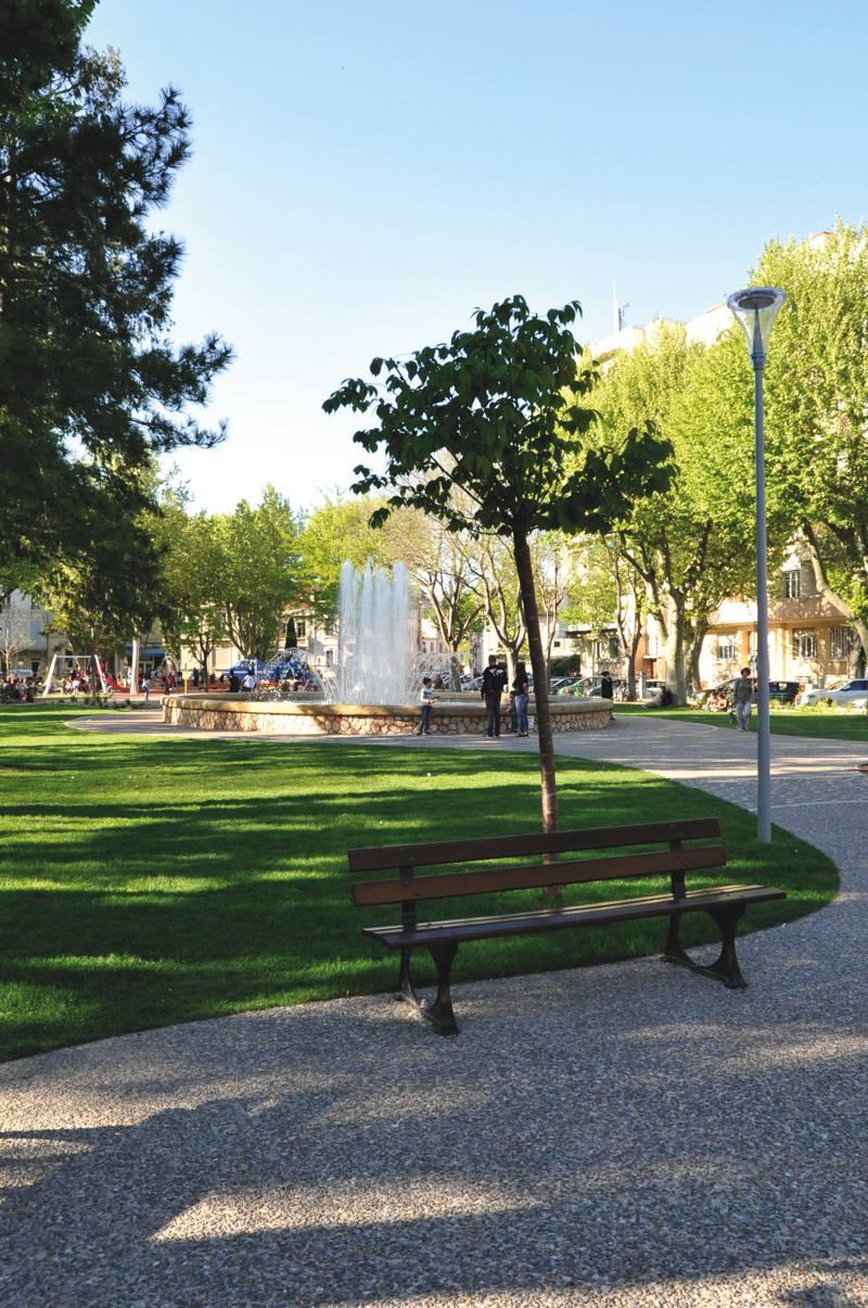 Réalisés en béton désactivé (avec granulats roulés de Durance), les cheminements du square Charles-de-Gaulle de Salon-de-Provence sont cloutés de petits pavés calcaires.