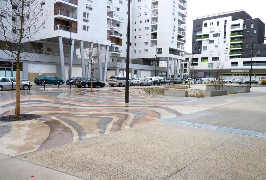  La place du Général-de-Gaulle, à Ivry-sur-Seine. Parmi les enjeux incontournables, la Ville souhaitait laisser une place à la voiture, en termes de stationnement comme de circulation.