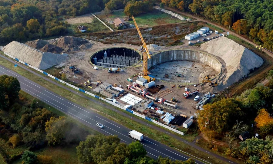 Les travaux de terrassement à l’intérieur des cylindres ont pu être menés une fois l’enceinte étanche achevée. JACQ_La-Teste_de_Buch_Amgt_public_Bassins-stockages_C-Rebiere–-Balloide-Photo-Bayonne_20181113.jpg