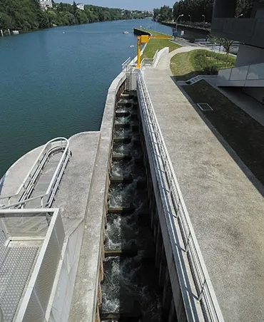 Passes à poissons à chambres successives dans les barrages de vives-eaux et Chatou. Passes à poissons à chambres successives dans les barrages de vives-eaux et Chatou.