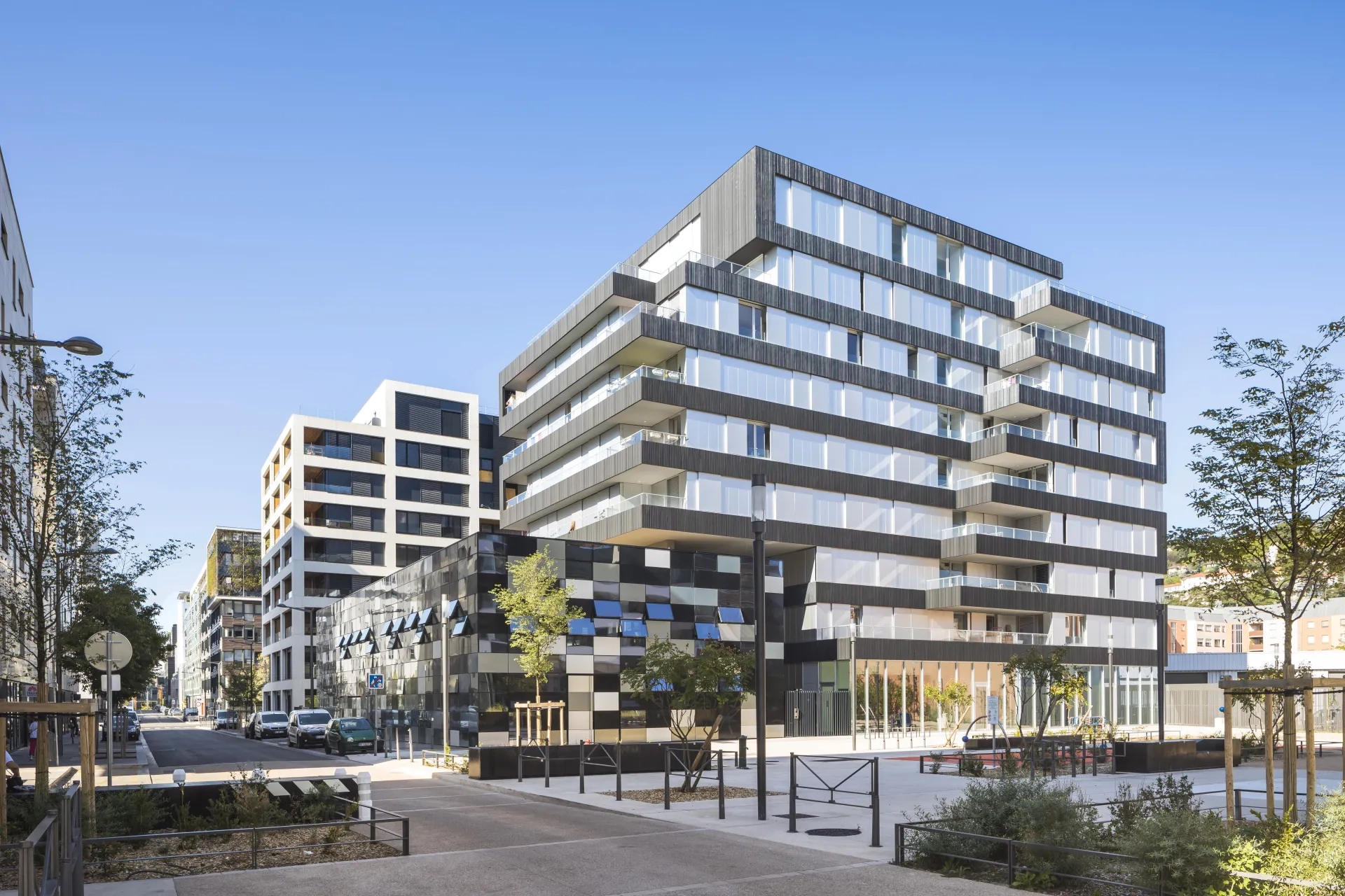 Les trois bâtiments du site dessinent un petit pôle urbain. LE_PENHUEL_Z ARCHITECTURE_Lyon_logt_Logements_S-Grazia_photo-SG-2018-LE_PENHUEL-Z_ARCH-logements-lyon-IMP-A-49_1.jpg
