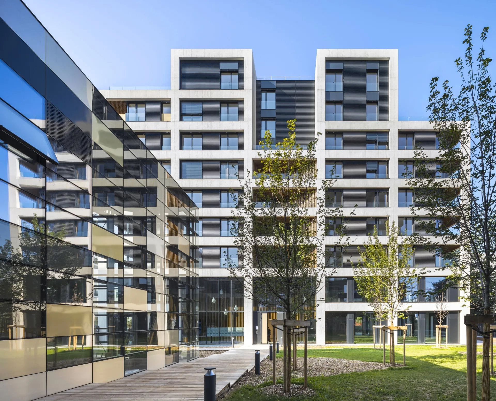 Les logements sociaux et leurs rubans de béton lasuré noir. LE_PENHUEL_Z-ARCHITECTURE_Lyon_logt_Logements_S-Grazia_photo-SG-2018-LE_PENHUEL-Z_ARCH-logements-lyon-IMP-A-05_1_0.jpg