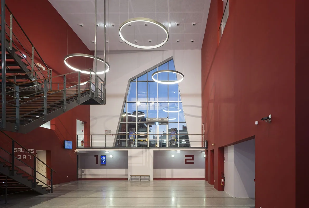 Le hall traversant devient le prolongement intérieur de la rue comme de la place, engendrant un nouvel élément de liaison urbaine. Le hall traversant devient le prolongement intérieur de la rue comme de la place, engendrant un nouvel élément de liaison urbaine.