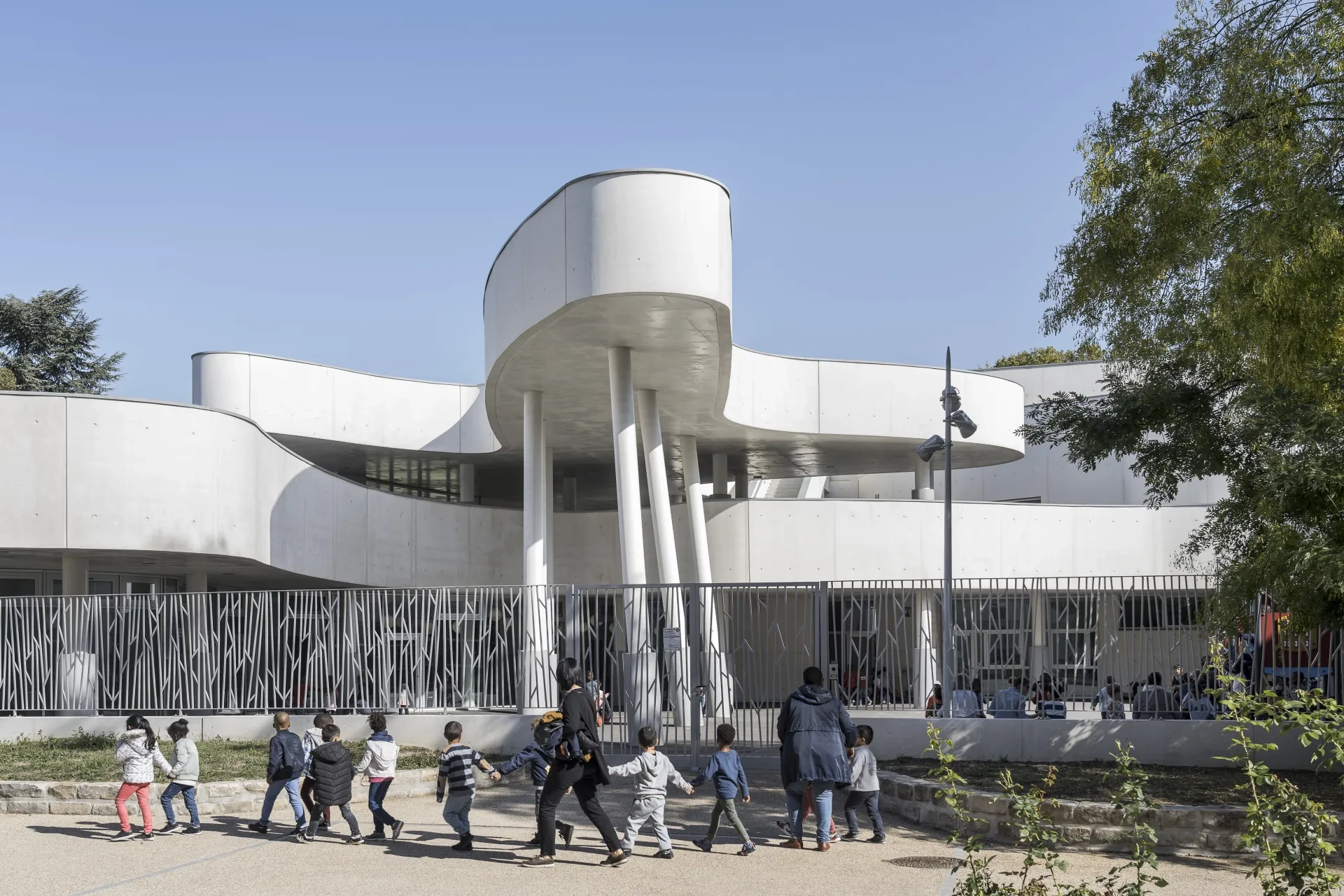 Les superpositions de niveaux engendrent une densité constructive. LOTT_Sarcelles_Eqpt_Groupe-scolaire_A-Amoretti_JPL_AFS_DSC9481_Aldo-Amoretti_0.jpg
