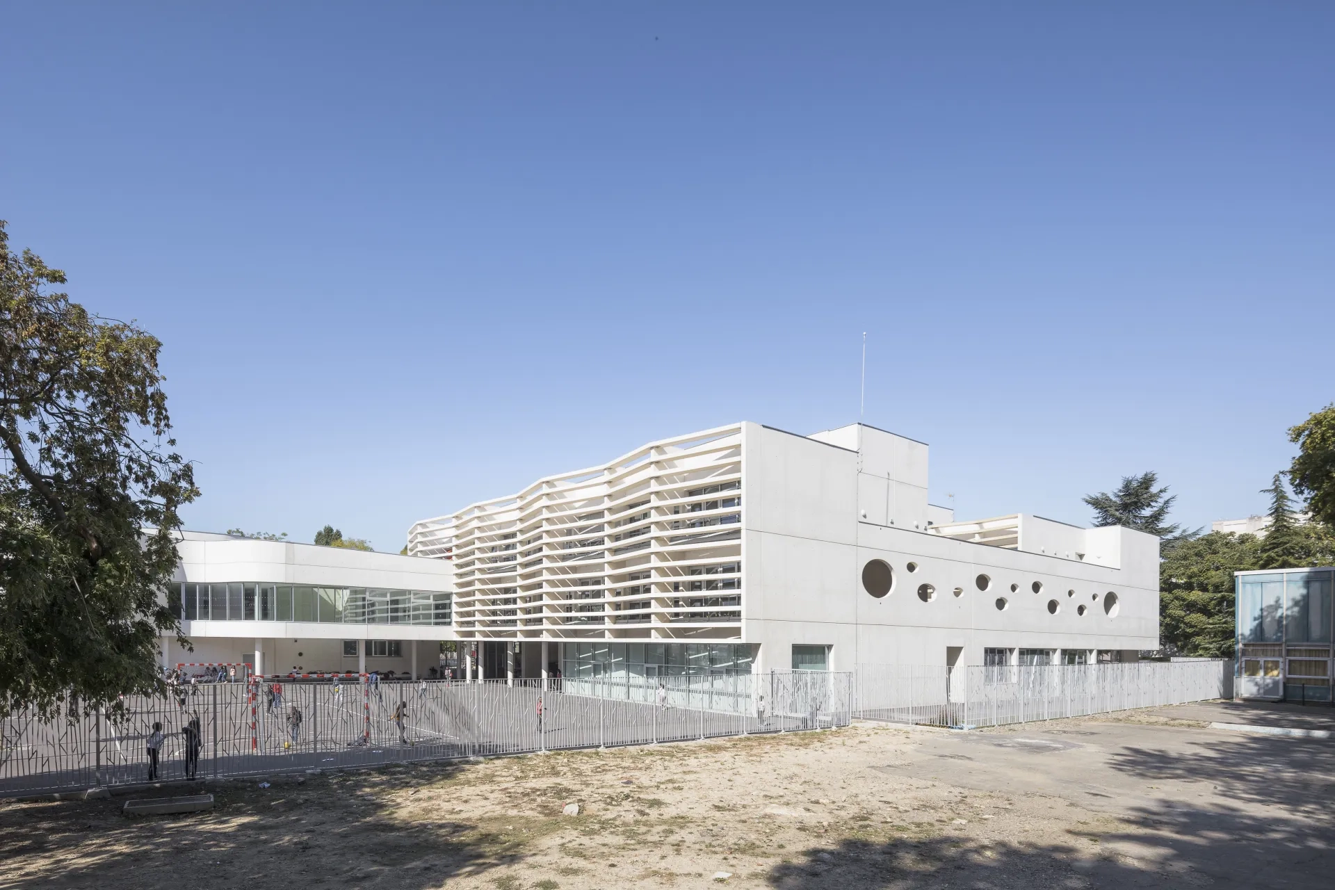 Les façades sont toutes traitées selon leur relation à l’urbain. LOTT_Sarcelles_Eqpt_Groupe-scolaire_A-Amoretti_JPL_AFS_DS_0247-2_Aldo-Amoretti_0.jpg