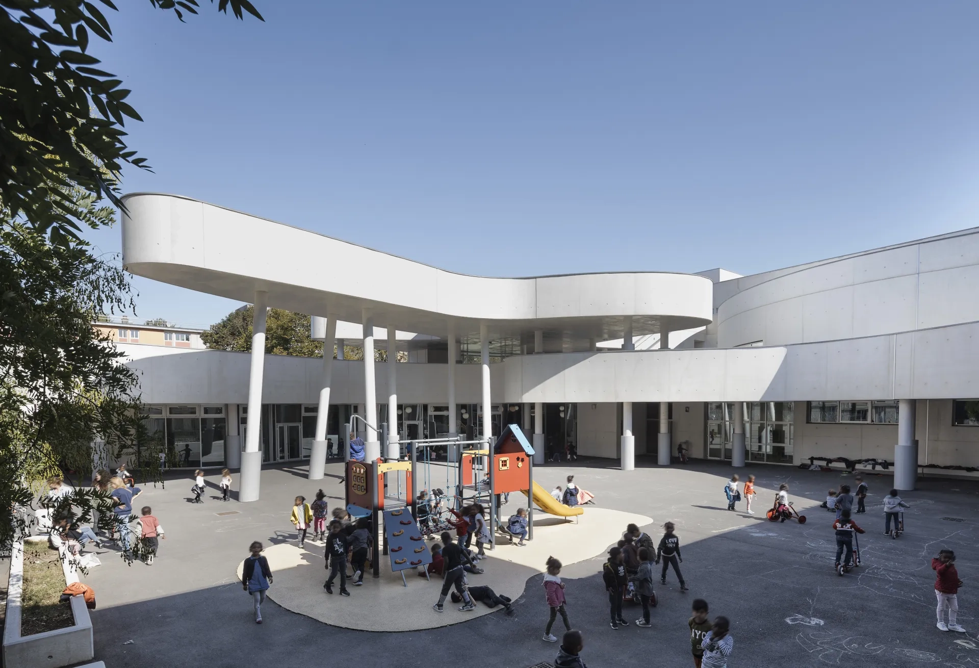 L’architecte a développé, grâce au béton, tout un univers enfantin. LOTT_Sarcelles_Eqpt_Groupe-scolaire_A-Amoretti_JPL_AFS_DS_0366_Aldo-Amoretti.jpg