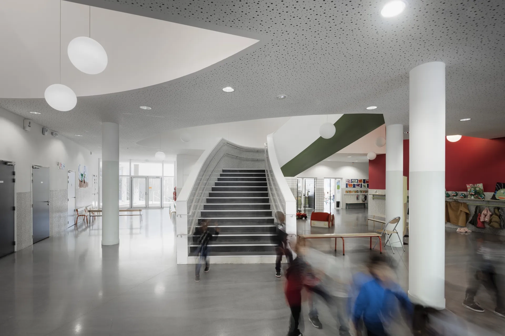 L’escalier de la maternelle est mis en scène dans un espace lui très libre LOTT_Sarcelles_Eqpt_Groupe-scolaire_A-Amoretti_JPL_AFS_DS_0493_Aldo-Amoretti.jpg
