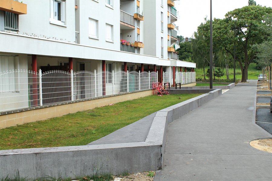 Le quartier maison Rouge dispose désormais de trottoirs en béton chocolat sablé avec liseré lisse. les murets également en béton chocolat ont, quant à eux, une finition brossée