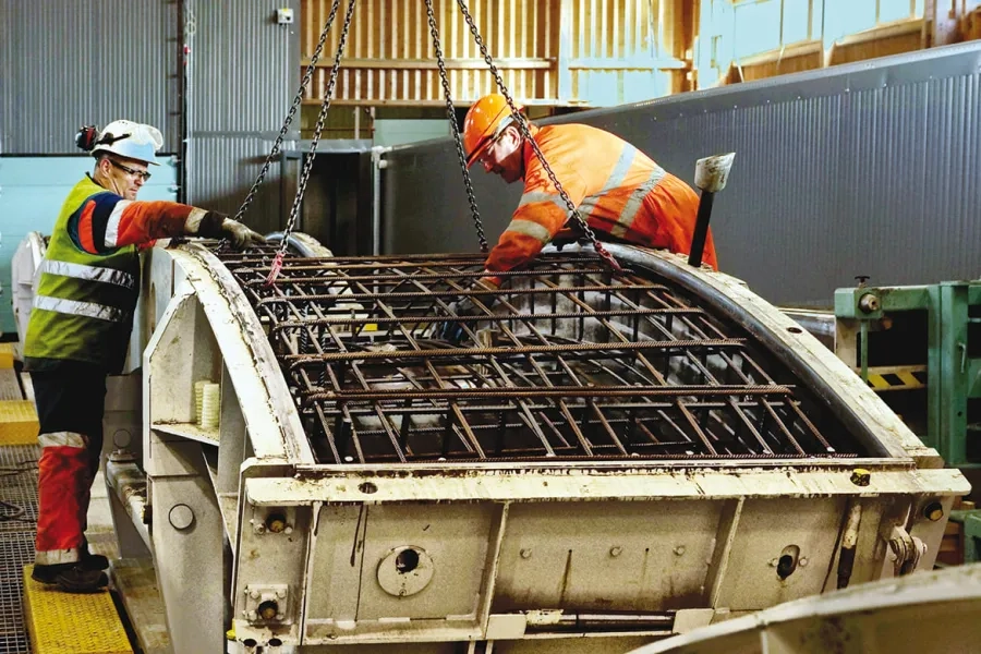 Fabriqués à la chaîne, chaque voussoir nécessite en moyenne 3 m3 de béton.  Leur nombre total atteindra 52 416.  