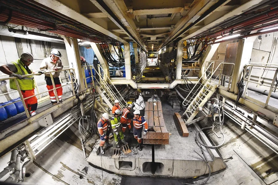 Travaillant  24 h/24,  7 j/7, le tunnelier « Federica » creuse et construit le tunnel à une cadence moyenne quotidienne  de 13 m. 