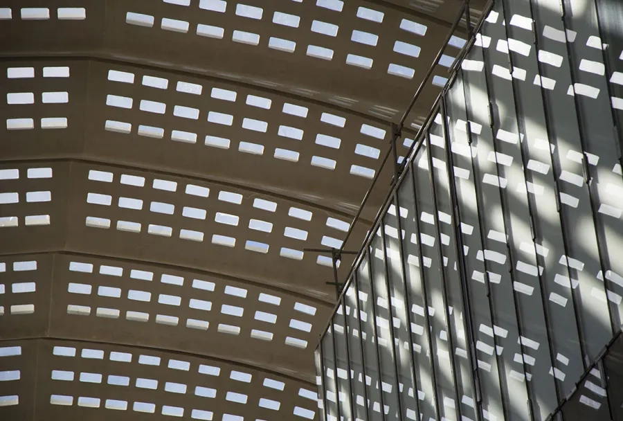 Filtrant les apports solaires, les perforations créent des jeux d’ombre et de lumière. Filtrant les apports solaires, les perforations créent des jeux d’ombre et de lumière.