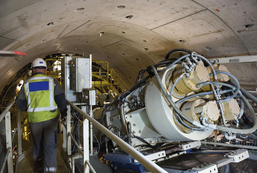 Pour améliorer le calendrier général du projet, deux tunneliers creusent simultanément des portions différentes du tunnel principal long de 5,8 km.