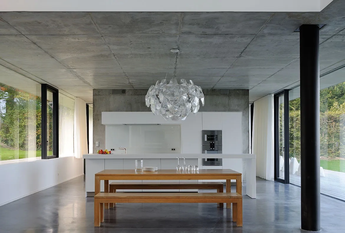 L’ensemble cuisine/salle à manger/séjour s’organise dans la continuité horizontale de l’espace intérieur du rez-dechaussée L’ensemble cuisine/salle à manger/séjour s’organise dans la continuité horizontale de l’espace intérieur du rez-dechaussée