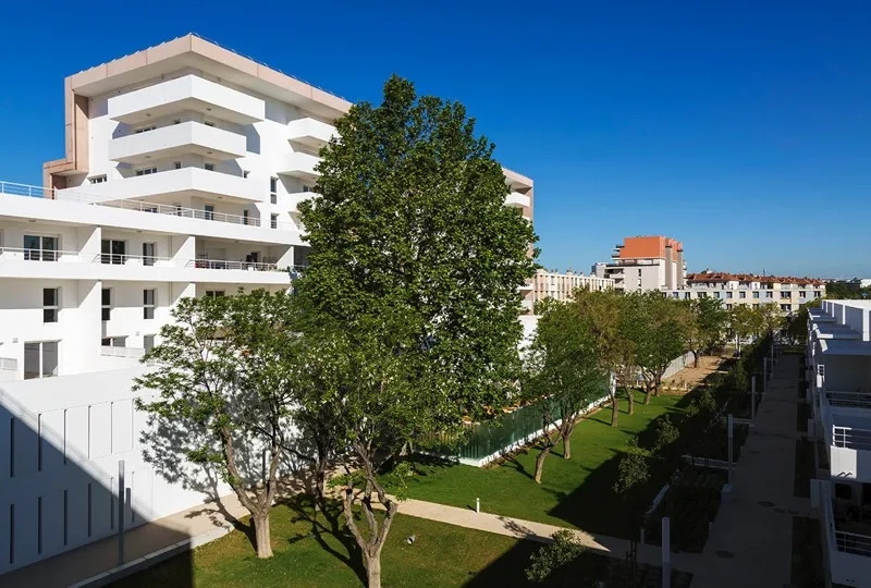 Marqué par un béton teinté le long du boulevard, le bâti est caractérisé par sa blancheur sur le cœur d’îlot.