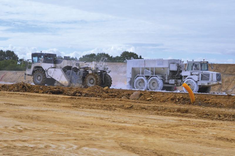 Pour atteindre des portances importantes (notamment 120 MPa pour l’ensemble des 80 000 m2 de voiries), la plate-forme a fait l’objet d’un traitement en plusieurs phases : préparation du sol au scarificateur ou au ripper, épandage du liant et malaxage par malaxeur-pulvimixeur