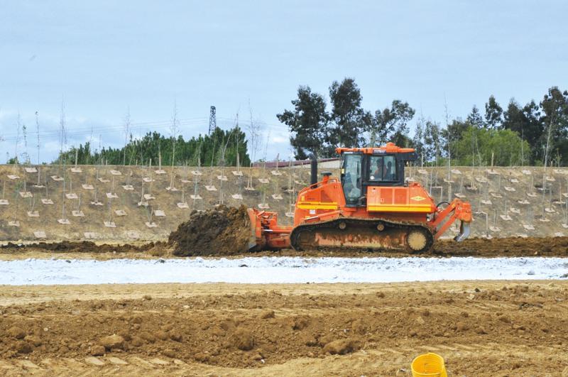 Pour atteindre des portances importantes (notamment 120 MPa pour l’ensemble des 80 000 m2 de voiries), la plate-forme a fait l’objet d’un traitement en plusieurs phases : préparation du sol au scarificateur ou au ripper, épandage du liant et malaxage par malaxeur-pulvimixeur