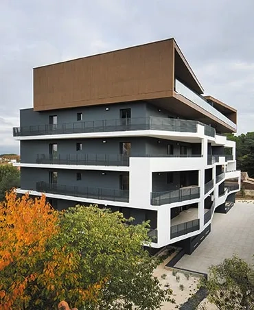 Bâtiment haut, angle nord-ouest. les loggias de la façade principale se prolongent en balcon vers le nord.