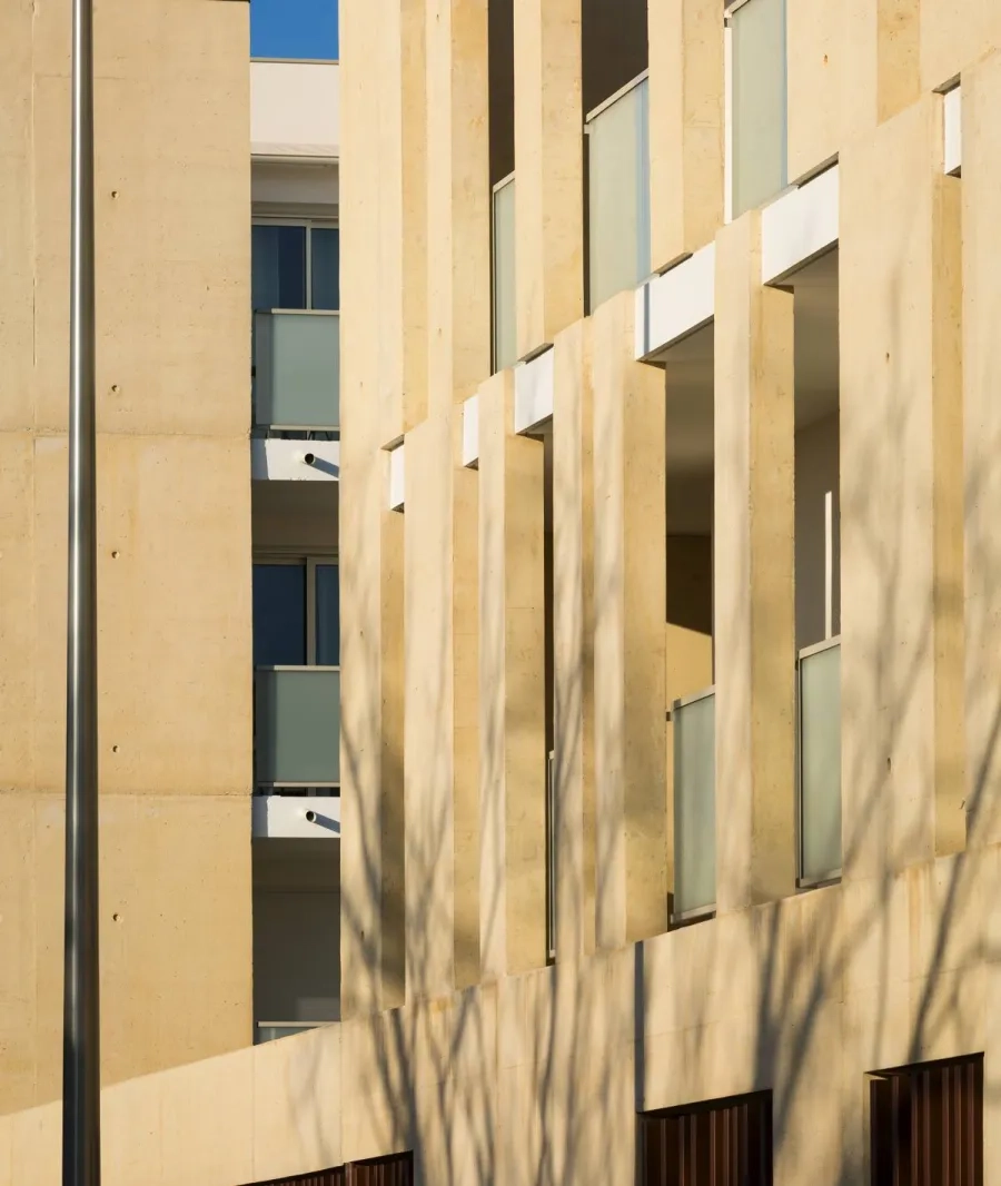 Les façades en béton matricé participent de la structure tout en isolant les loggias aménagées dans le volume général des immeubles.