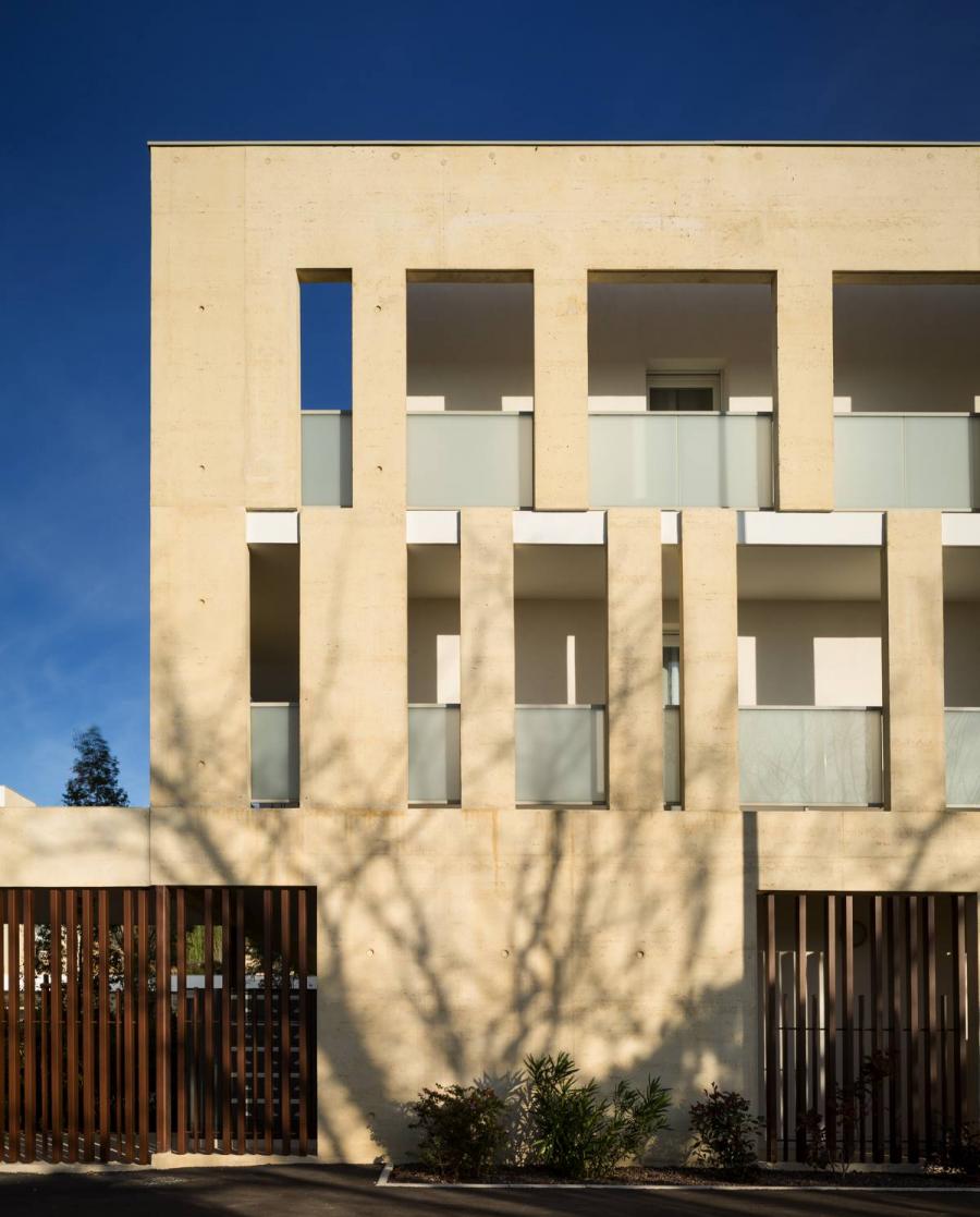 Les façades en béton matricé participent de la structure tout en isolant les loggias aménagées dans le volume général des immeubles.