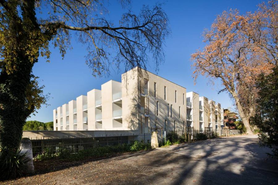 une architecture puissante, travaillée en creux, qui s’impose sous le soleil méditerranéen.