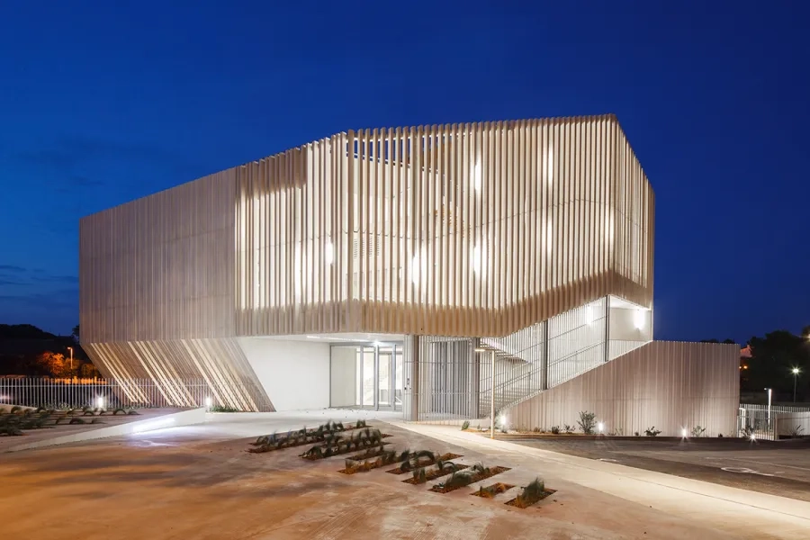 De nuit, compte tenu de l’éclairage intérieur, le bâtiment devient un signal poétique dans le paysage de la ville. De nuit, compte tenu de l’éclairage intérieur, le bâtiment devient un signal poétique dans le paysage de la ville.