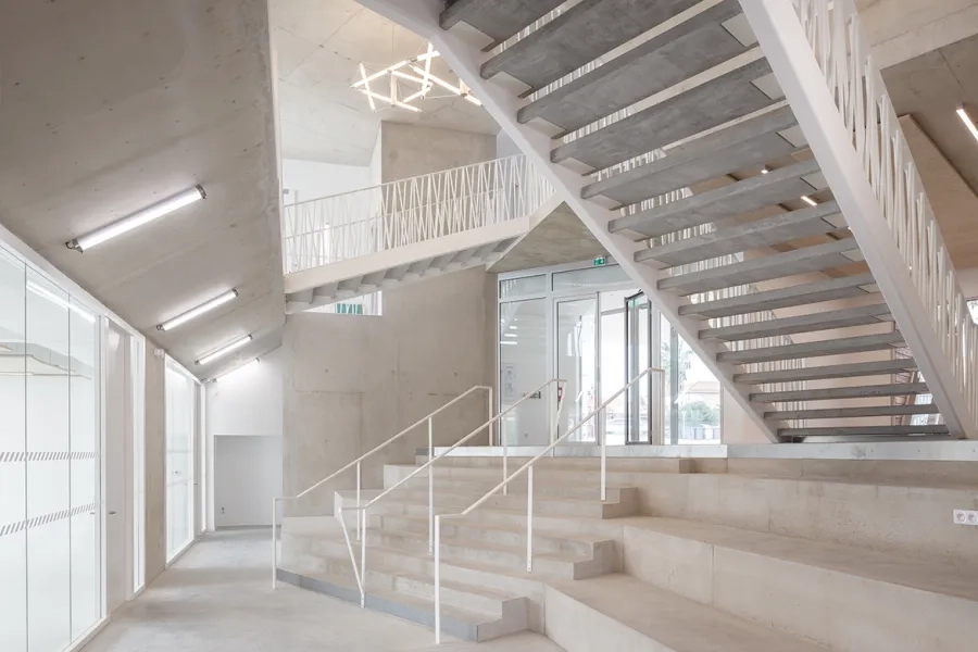 À l’intérieur, la présence du béton assure pérennité et confort. À l’intérieur, la présence du béton assure pérennité et confort.