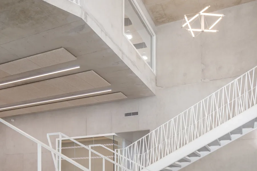 À l’intérieur, la présence du béton assure pérennité et confort. À l’intérieur, la présence du béton assure pérennité et confort.