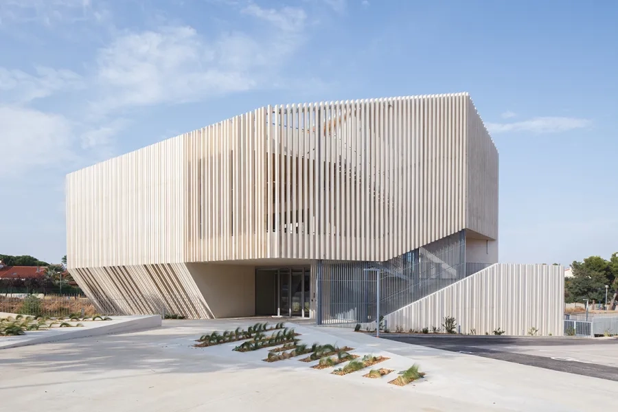 Pour renforcer l’image d’un cristal de roche équarrie, le bâtiment a été réalisé avec comme unique matériau le béton. Pour renforcer l’image d’un cristal de roche équarrie, le bâtiment a été réalisé avec comme unique matériau le béton.