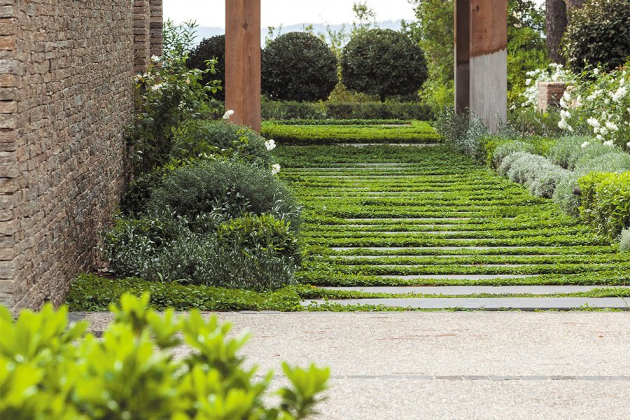 À l'autre extrémité du jardin, l'accès aux espaces de vie.