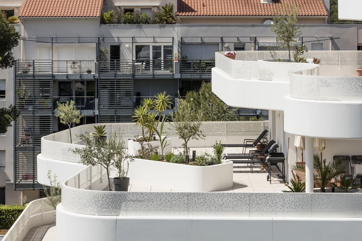 En proue, les balcons filants se transforment en terrasses généreuses et arborées. en proue, les balcons filants se transforment en terrasses généreuses et arborées.
