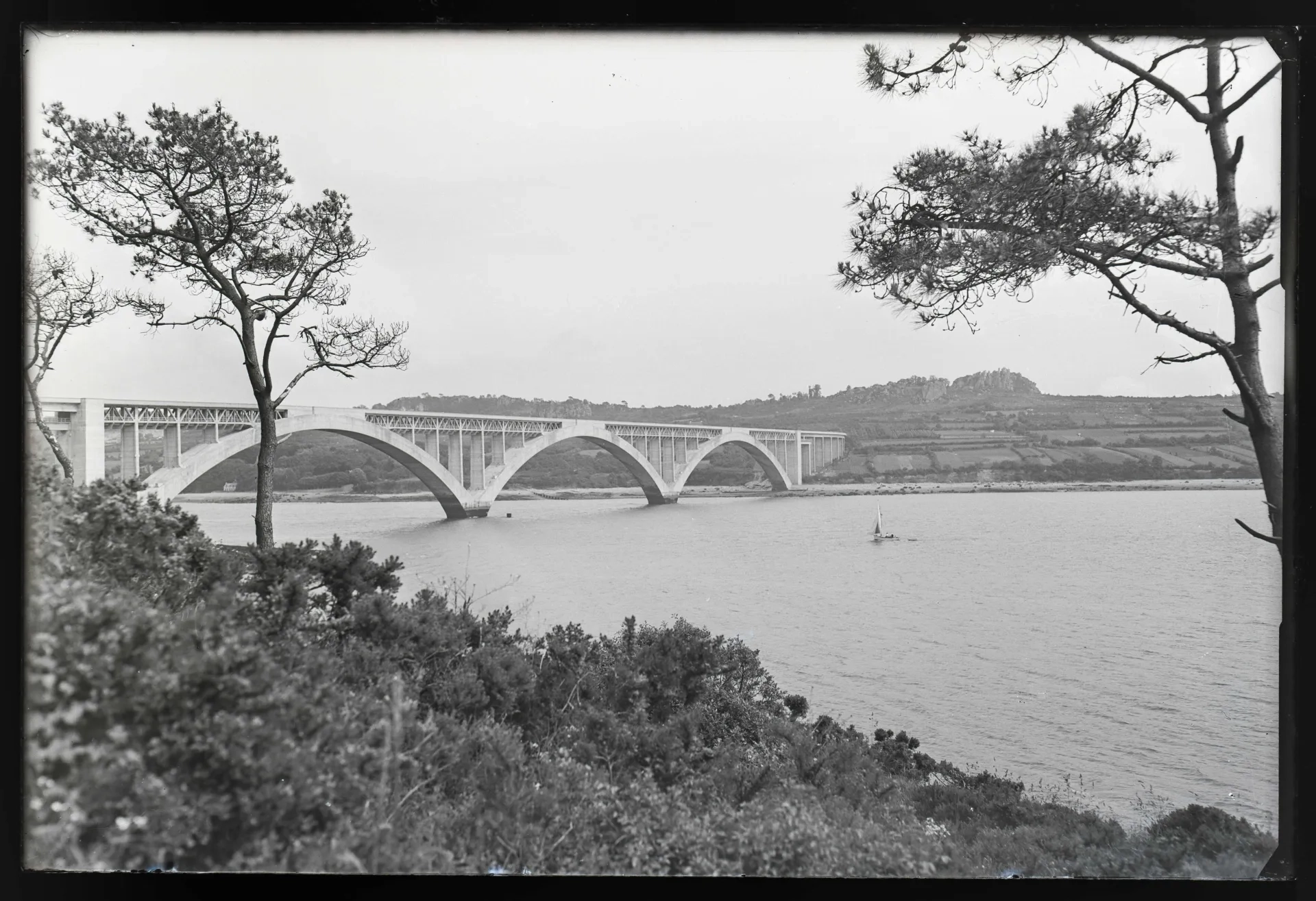 Les trois arches en béton armé de 186 m de portée étaient les plus longues de l’époque. © Coll. Ville de Landerneau ; Photothèque, Association Eugène Freyssinet Les trois arches en béton armé de 186 m de portée étaient les plus longues de l’époque. © Coll. Ville de Landerneau ; Photothèque, Association Eugène Freyssinet