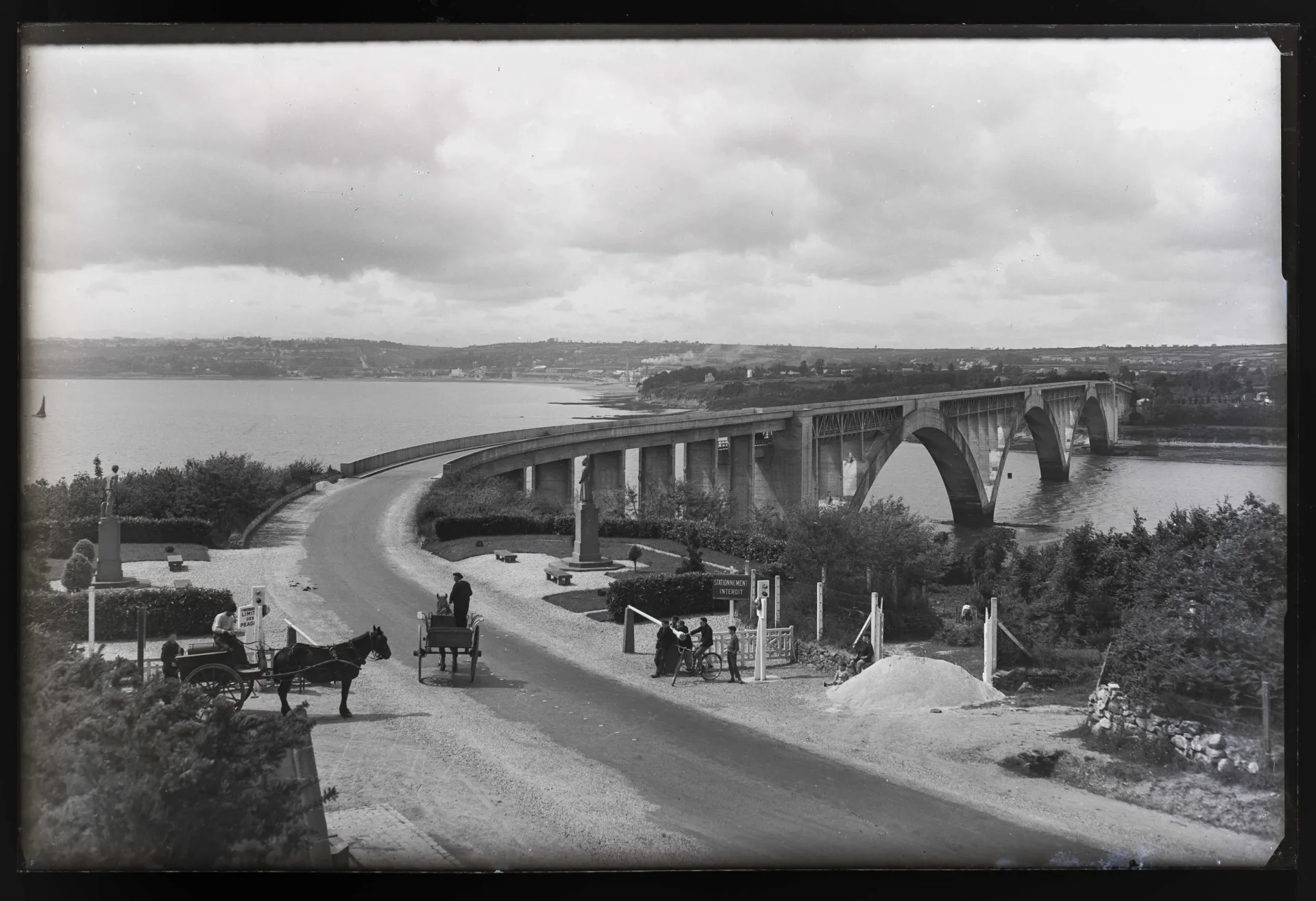 Jusqu’en 1994, année de mise en service du pont voisin de l’Iroise, le pont Albert-Louppe permettait la traversée des voitures automobiles...ou à cheval ! © Coll. Ville de Landerneau ; Photothèque, Association Eugène Freyssinet Jusqu’en 1994, année de mise en service du pont voisin de l’Iroise, le pont Albert-Louppe permettait la traversée des voitures automobiles...ou à cheval ! © Coll. Ville de Landerneau ; Photothèque, Association Eugène Freyssinet