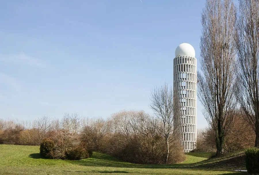 une façade au dessin hyper graphique guidé par la fonctionnalité et une trame rigoureuse.