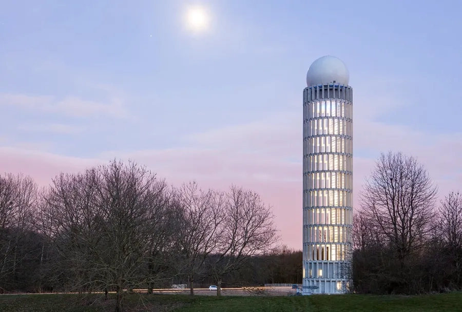 À l’arrière du volume principal habillé de panneaux de façade en BFuP projeté, émerge le volume de la halle technique.