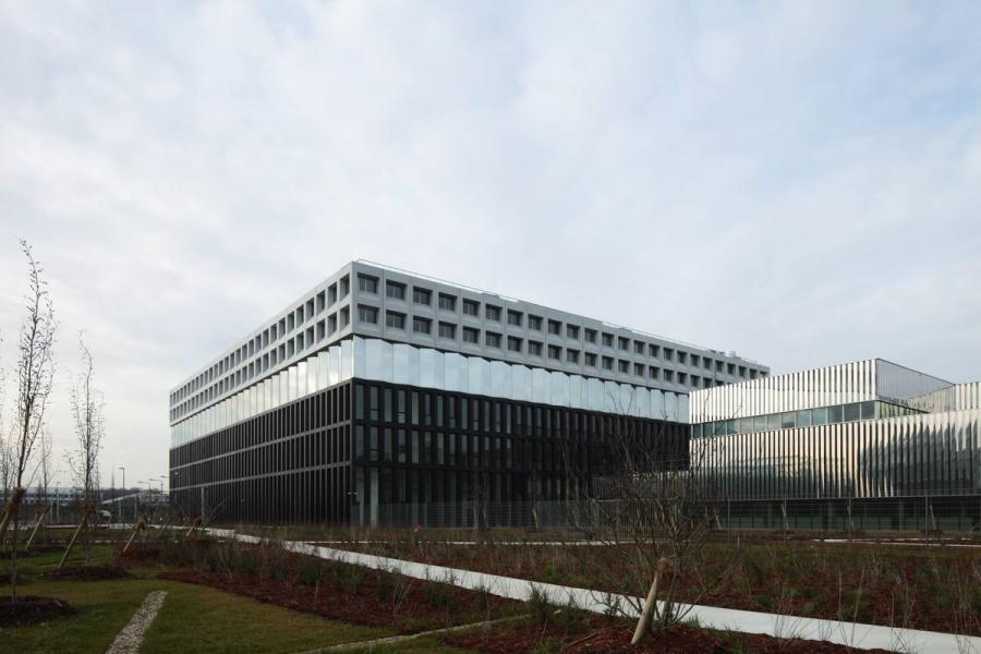 À l’arrière du volume principal habillé de panneaux de façade en BFuP projeté, émerge le volume de la halle technique.