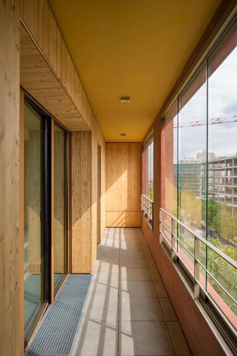 en plus des terrasses, les lieux de vie en commun sont prolongés de loggias, protégées du bruit de la ville par des remparts en verre.