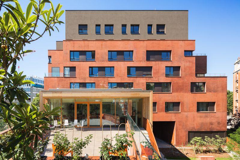 Le centre d’accueil de jour bénéficie d’un bel espace extérieur associant terrasse et espace planté.