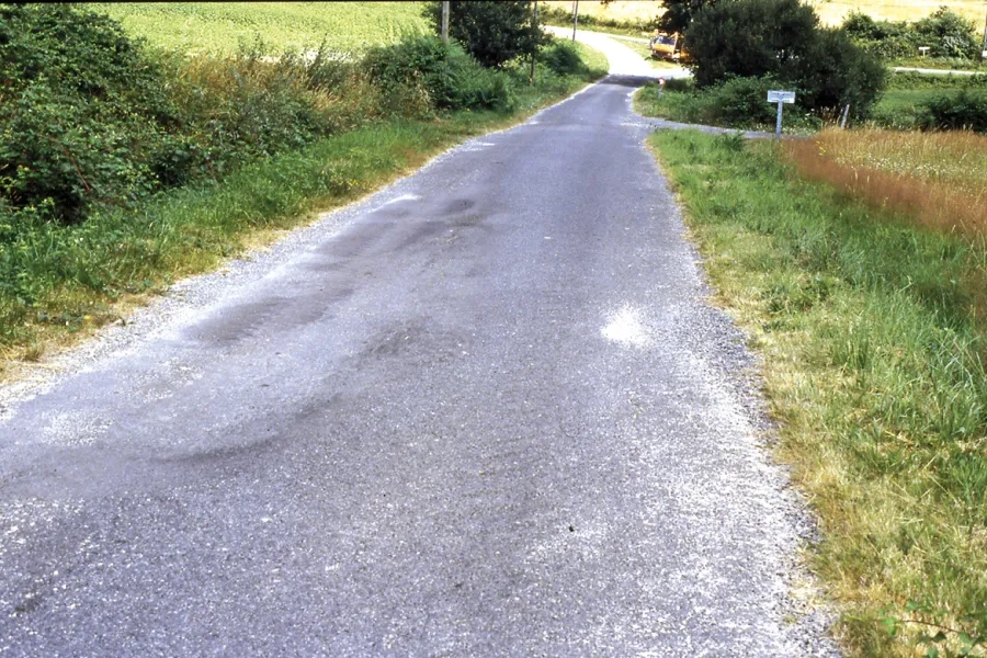 Vue générale d’une route dégradée structurellement